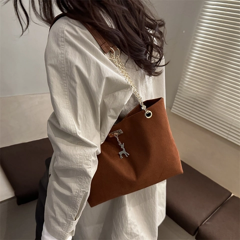 Vintage Women Suede Like Large Capacity Tote Bag With Chain Shoulder Strap And Metal Deer Pendant Elegant Shoulder Bag