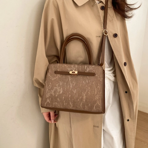 Sac à Bandoulière en Cuir PU Vintage pour Femmes Sac à Main Rétro Avec Pendentif de Baseball Bandoulière Réglable Sac Tote