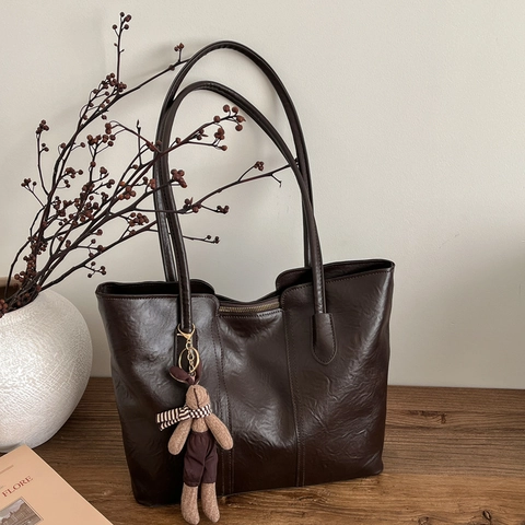 Vintage PU Leather Large Capacity Tote Bag For Women Urban Minimalist Commuter Shoulder Bag With Cute Rabbit Charm Accessory
