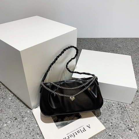 Sac Sous l'Aisselle Plissé Tendance pour Femmes en Cuir PU Bandoulière avec Chaîne Pendentif Coeur et Sangle Tressée
