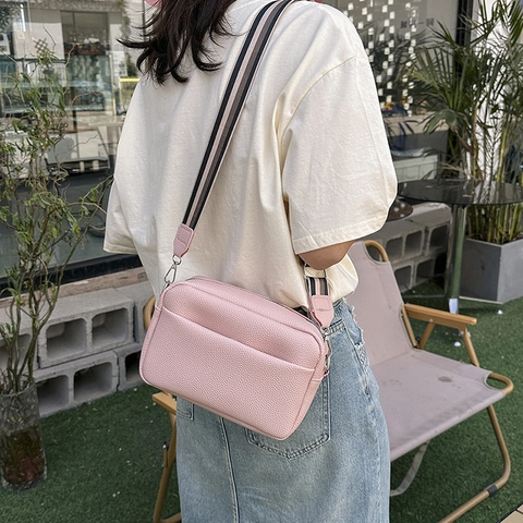 Petit Sac Carré en Cuir PU Granulé Décontracté pour Femmes Avec Large Bandoulière Rayée Sac à Épaule Tendance