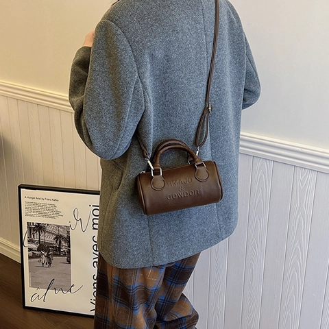 Borsa a Spalla Cilindrica in Pelle PU Vintage per Donna Lettere a Rilievo Borsa Boston Minimalista Retro Borsa a Tracolla Street Style