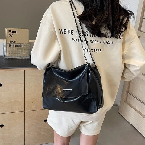 Borsa a Spalla Tote in Pelle PU di Grande Capacità per Donna Decorazione Minimalista in Metallo Tracolla a Catena