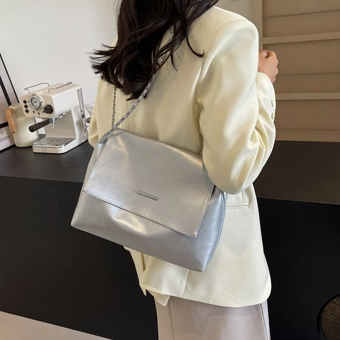 Women Large Capacity PU Leather Tote Bag Minimalist Vintage Chain Shoulder Bag Fashion Underarm Flip Bag Metal Bar Decor