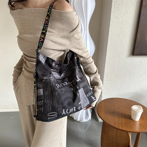 Borsa Tote in Tessuto Oxford con Stampa di Giornale per Donna Retro Street Grande Capacità Borsa a Spalla con Tracolla Colorata Love