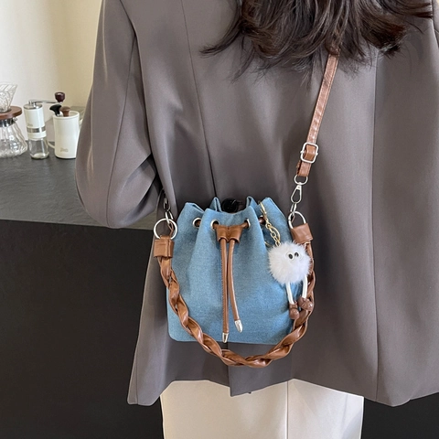 Bolso Bombonera de Mezclilla para Mujer Con Asa Trenzada Cierre Con Cordón Bolso de Hombro Cruzado Casual Con Colgante