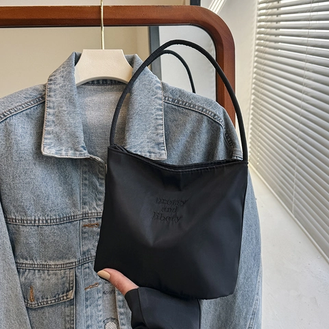 Bolso de Hombro Cubo de Nailon Minimalista Pretty And Liberty Bordado Letras Bolso de Mano Tote Casual Mujer Calle Underarm