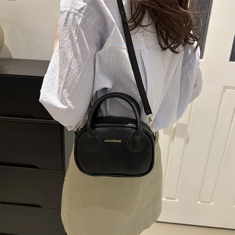 Petit Sac à Bandoulière Boston en Cuir PU Vintage pour Femmes Mode de Rue Couleur Contrastée Sac Bandoulière Avec Charme Peluche