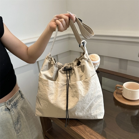 Sac à Épaule Décontracté en Cuir PU Grande Capacité Cordon de Serrage Sac Fourre-Tout Avec Pendentif en Peluche Mignon pour Trajet Quotidien Femme Sac d'École