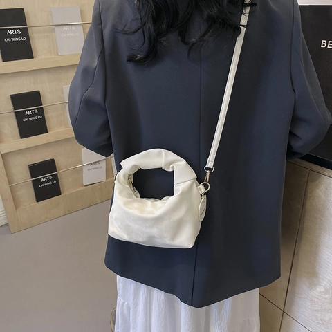Sac Hobo Plissé en Cuir PU Minimaliste pour Femme Poignée Nouée Sac Bandoulière Nuage pour le Quotidien Sac à Main Polyvalent