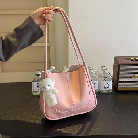 Sac Seau en Cuir PU Minimaliste pour Femmes Sac à Épaule Tendance Grande Capacité Sac à Bandoulière Avec Pendentif Ours