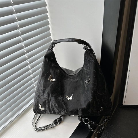 Damen Hobo-Tasche mit Faltentextur und Silbernen Schmetterlingsanhängern Metallkette PU Leder Schultertasche Y2K Mode Tote