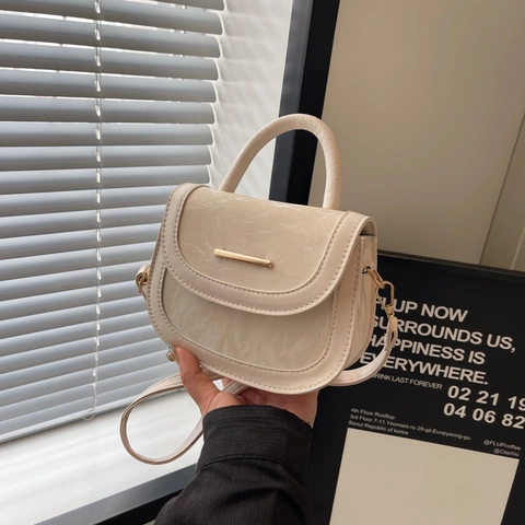 Borsa a Sella da Donna in Pelle PU Vintage Borsa a Tracolla Minimalista Con Decorazione a Barra di Metallo alla Moda