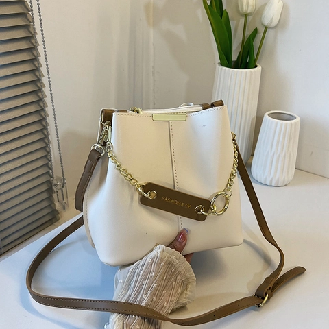 Sac Seau en Cuir PU Mode pour Femmes Décoration de Chaîne en Métal Surpiqûres Sac à Bandoulière Casual Sac à Main Tendance
