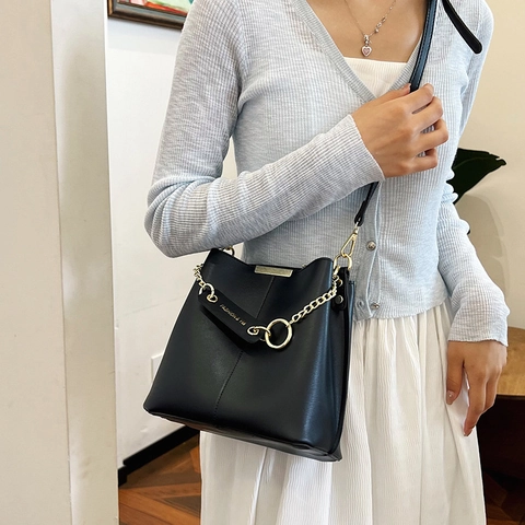 Sac Seau en Cuir PU Mode pour Femmes Décoration de Chaîne en Métal Surpiqûres Sac à Bandoulière Casual Sac à Main Tendance
