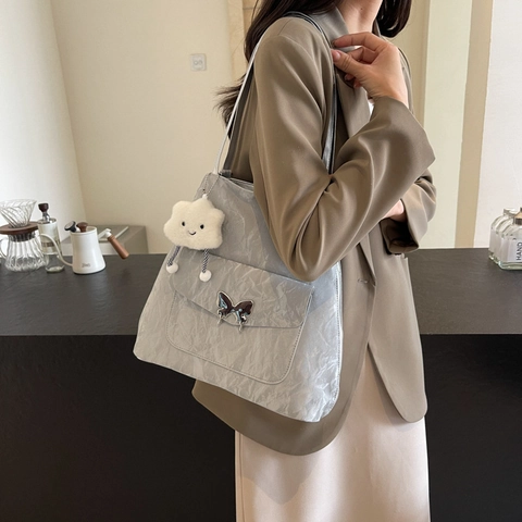 Sac Cabas Plissé en Cuir PU pour Femmes Avec Boucle en Métal Papillon et Pendentif Nuage Sac à Bandoulière Grande Capacité