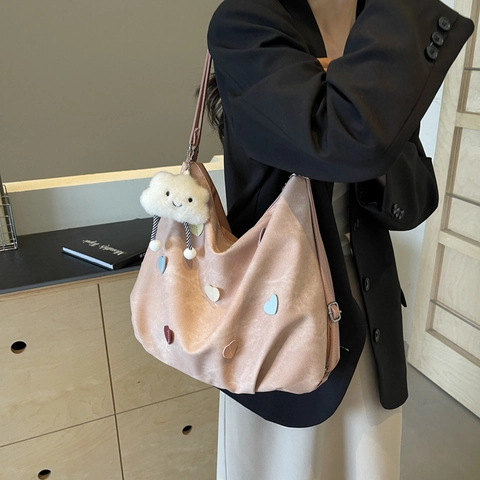 Damen Fashion Große Kapazität PU Leder Tote Tasche Bunte Herz Aufnäher Schultertasche Mit Süßem Wolken-Anhänger Reise