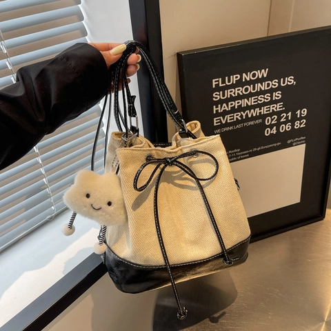 Bolso de Cubo de Moda en Lona y Cuero PU en Contraste Estilo Coreano con Cordón y Lazo Bolso de Hombro con Colgante de Nube de Peluche
