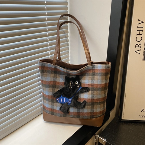 Sac Fourre-tout Vintage en Toile Plaid pour Femmes Style Preppy Grande Capacité Sac à Épaule Avec Détail de Patch en Peluche Animale