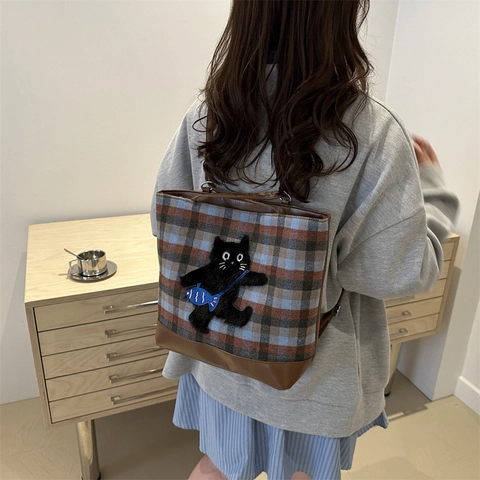Sac Fourre-tout Vintage en Toile Plaid pour Femmes Style Preppy Grande Capacité Sac à Épaule Avec Détail de Patch en Peluche Animale