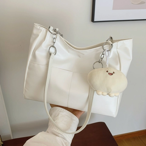 Sac Fourre-Tout en Cuir PU à Grande Capacité pour Femmes Sac à Bandoulière Commuteur Avec Chaîne Et Pendentif en Peluche