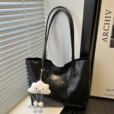 Women Large Capacity Tote Bag Retro PU Leather Shoulder Bag Casual Commuter Handbag With Cute Cloud Plush Pendant