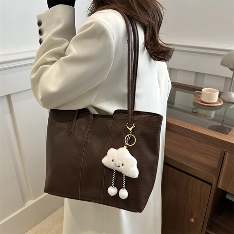 2024 Neue Mode Minimalistische Große Kapazität Tote Bag Für Damen PU Leder Umhängetasche Mit Süßem Wolkenplüsch-Anhänger