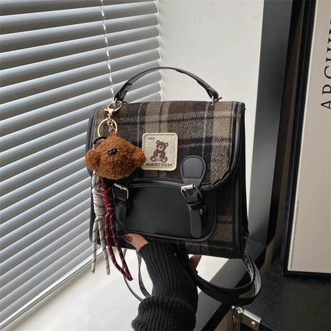 Vintage Karo Mini Rucksack Für Damen PU Leder Patchwork Wollstoff Schultertasche Mit Bärenanhänger Student Schultasche