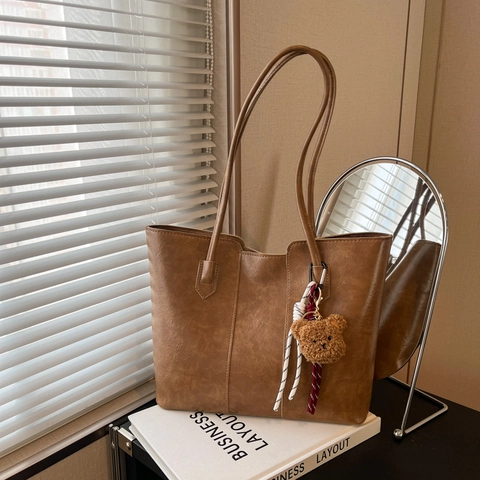 Large Capacity PU Leather Tote Bag For Women Minimalist Vintage Shoulder Bag Chic Solid Color Handbag With Plush Bear Pendant