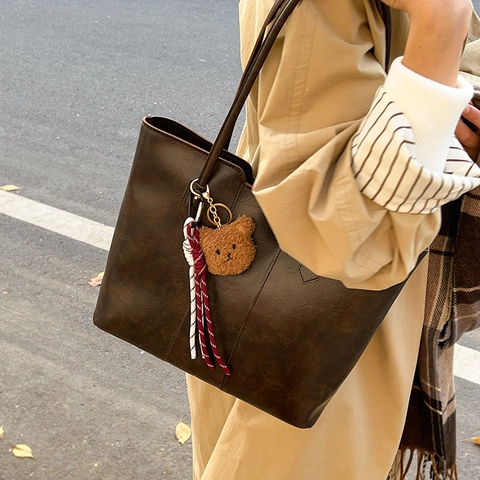 Large Capacity PU Leather Tote Bag For Women Minimalist Vintage Shoulder Bag Chic Solid Color Handbag With Plush Bear Pendant