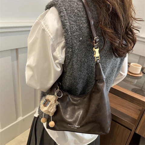 Vintage Women PU Leather Hobo Shoulder Bag With Cute Plush Sheep Charm Street Style Versatile Crossbody Tote Fashion Handbag