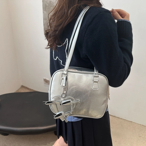 Bolso de Hombro de Axila de Cuero PU de Estilo Coreano para Mujer 2024 Nuevo Bolso de Almohada Preppy Bolso de Mano de Gran Capacidad Colgante de Corazón Lazo