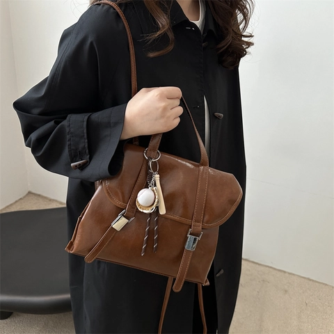 Damen Retro PU Leder Rucksack Mit Großer Kapazität Dual Use Schulter Tote Bag Mit Baseball Anhänger Streetwear Mode Handtasche
