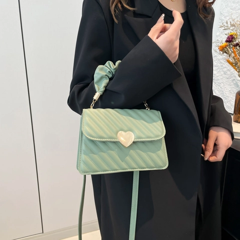 Sac à Épaule en Cuir PU Matelassé Rétro pour Femmes Mode Serrure Cœur Dorée Sac Carré Bandoulière Avec Poignée Scrunchie