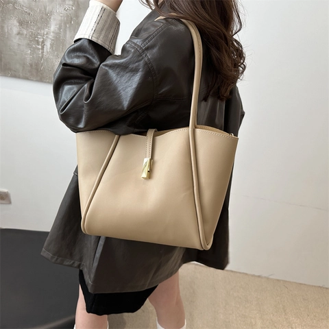 Sac Fourre-Tout en Cuir PU de Grande Capacité pour Femmes Sac Porté Épaule Sous le Bras Minimaliste à la Mode avec Décoration en Métal Sac de Shopping