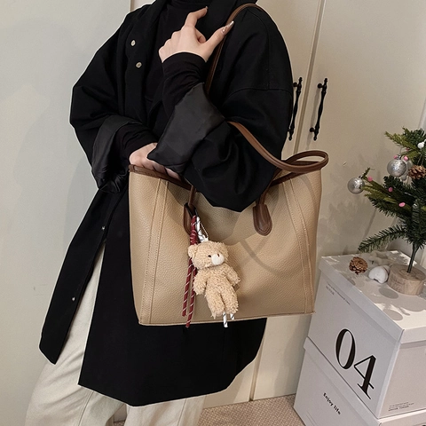 Women Korean Style PU Leather Lychee Texture Tote Bag Large Capacity Commuter Shoulder Bag With Bear Pendant Decoration