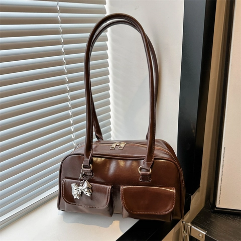 Borsa Sottobraccio in Pelle PU Vintage da Donna 2025 Nuova Borsa Boston Moda Retrò con Ciondolo a Fiocco e Doppie Tasche Frontali