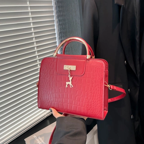 Sac Bandoulière Vintage en Cuir PU Gaufré Crocodile avec Poignée Dorée et Pendentif Cerf Sac à Main Élégant pour Femme