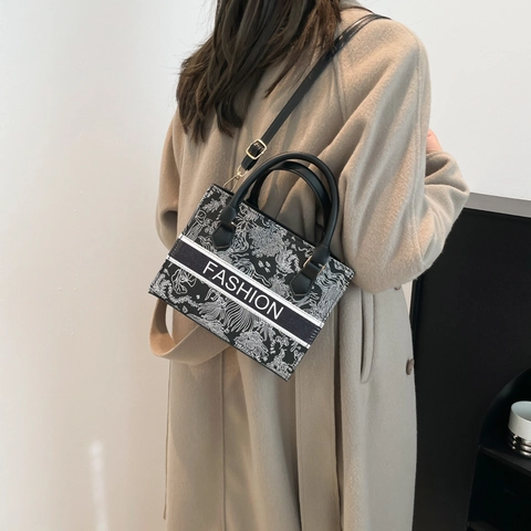 Borsa a Tracolla da Donna di Moda Grande Capacità in Pelle PU Ricamata con Tracolla con Lettere per il Viaggio Quotidiano