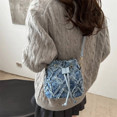 Bolso Cubo de Mezclilla Vintage con Rombos Deshilachados para Mujer Bolso de Hombro con Cordón Casual Cadena Messenger