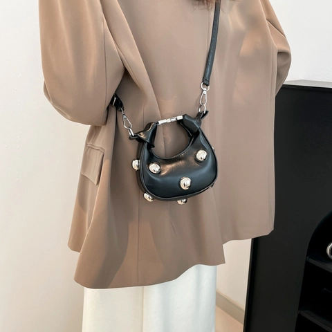 Damen Mode PU Leder Halbmond Tasche Mit Silber Metall Nieten Besetzt Crossbody Tasche Täglich Casual Schultertasche