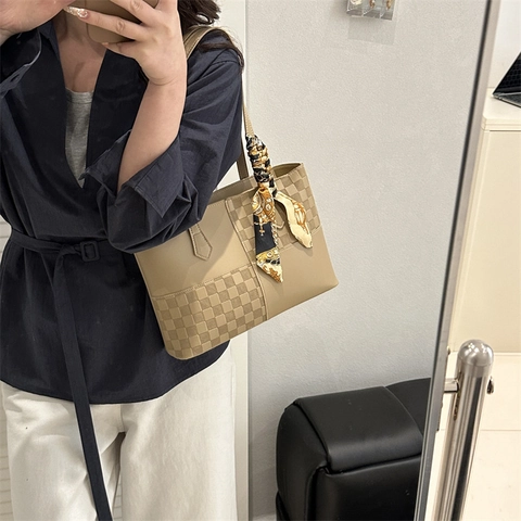 Grand Sac Fourre-tout pour Femmes Sac à Épaule en Cuir PU Gaufré Damier Tendance Avec Foulard en Soie Décoratif