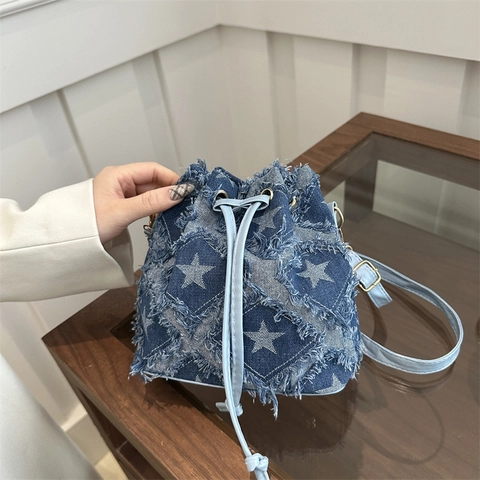 Borsa a Secchiello in Denim Alla Moda con Motivo a Stelle e Nappe per Donna Bordo Sfilacciato Tracolla a Coulisse Casual Retrò