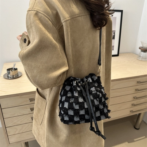 Borsa a Secchiello in Denim Alla Moda con Motivo a Stelle e Nappe per Donna Bordo Sfilacciato Tracolla a Coulisse Casual Retrò