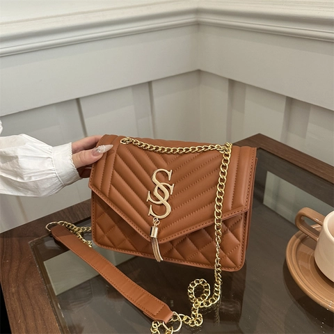 Borsa a Tracolla Trapuntata da Donna in Pelle PU Con Catena e Nappina Logo Metallico Borsa Quadrata alla Moda