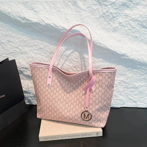 Women's Large Capacity Tote Bag Letter M Monogram PU Leather Shoulder Bag With Metal Pendant Commuter Handbag