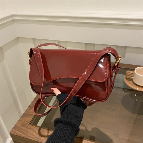 Nuova Borsa a Spalla in Vernice Lucida 2025 per Donna Moderna con Patta a Onda Piccola Borsa a Tracolla Quadrata Semplice ed Elegante Borsetta a Bacchetta