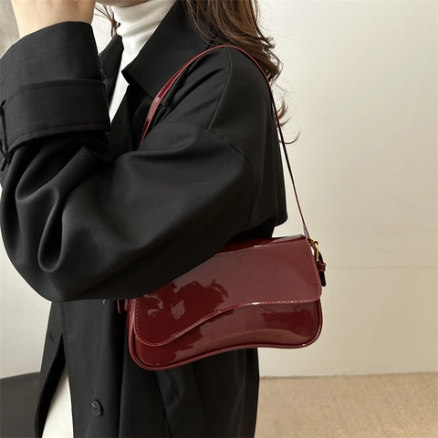 Nuova Borsa a Spalla in Vernice Lucida 2025 per Donna Moderna con Patta a Onda Piccola Borsa a Tracolla Quadrata Semplice ed Elegante Borsetta a Bacchetta