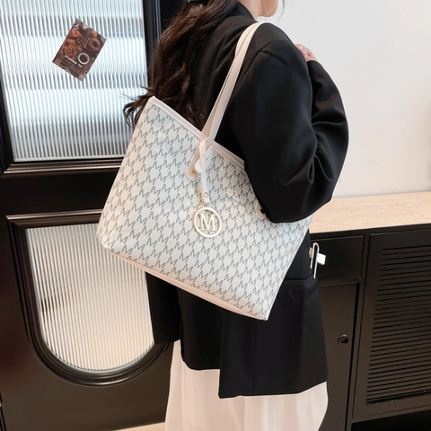 Women PU Leather Large Capacity Tote Bag M Monogram Monogram Printed Commuter Shoulder Bag With Metal Pendant Fashion Handbag