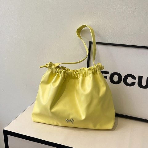 Borsa a Secchiello da Donna con Coulisse a Pieghe in Morbida Pelle PU Tote Bag Con Fiocco in Metallo Casual Versatile a Tracolla